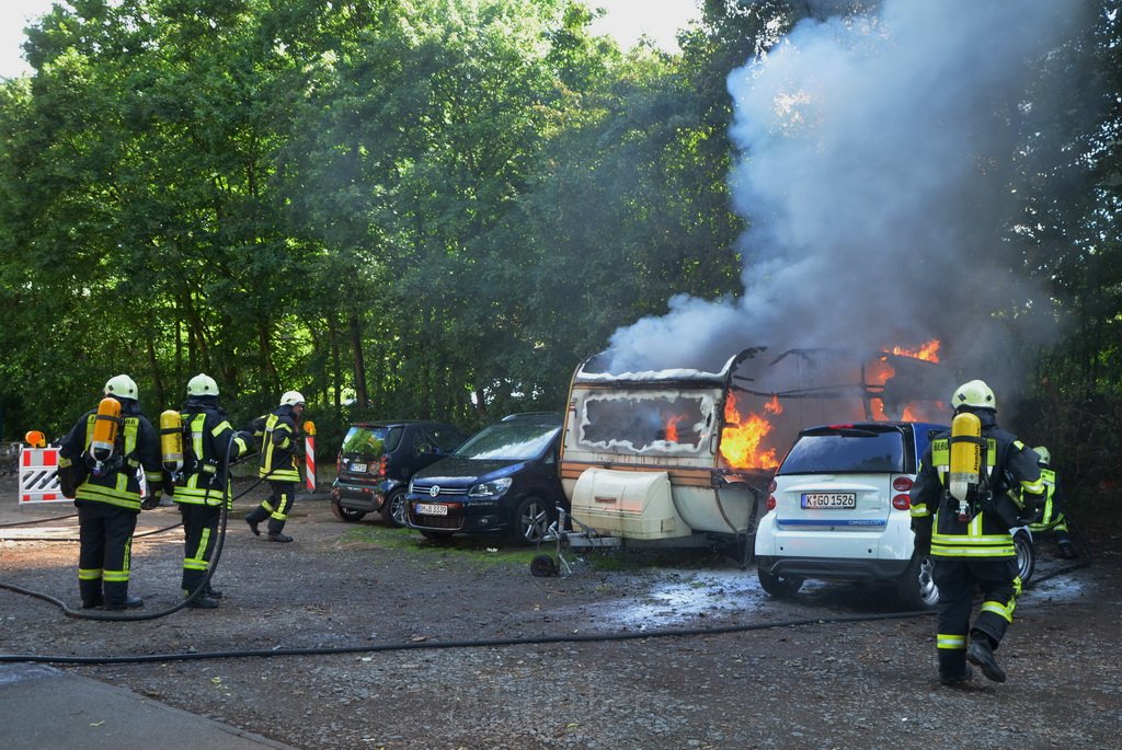 Wohnwagenbrand Koeln Rodenkirchen vor der Bruecke P121.JPG